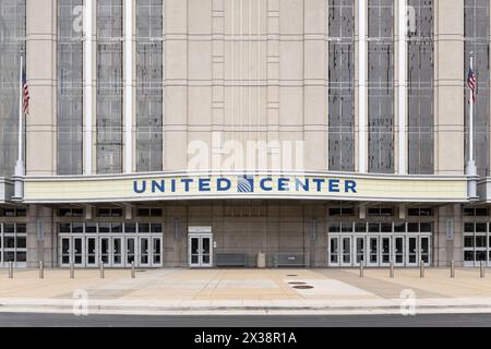 Lo United Center, inaugurato nel 1994, è il più grande centro di intrattenimento al coperto di Chicago e sede dei Chicago Blackhawks e Bulls. Foto Stock