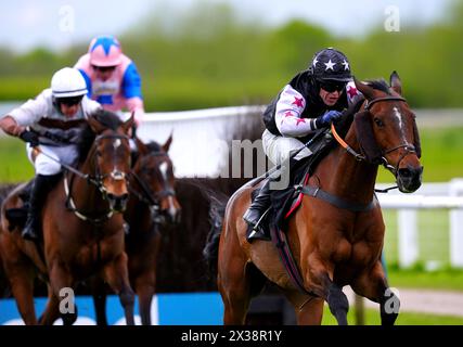 Abaya Du Mathan cavalcata dal fantino Robert Dunne sulla strada per vincere la Molly Ollys handicap Chase all'ippodromo di Warwick. Data foto: Giovedì 25 aprile 2024. Foto Stock