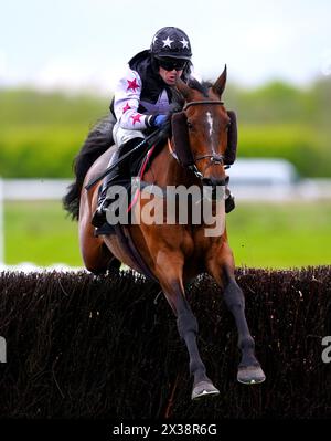 Abaya Du Mathan cavalcata dal fantino Robert Dunne sulla strada per vincere la Molly Ollys handicap Chase all'ippodromo di Warwick. Data foto: Giovedì 25 aprile 2024. Foto Stock