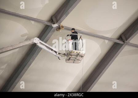 tecnico addetto alla preparazione del palco, suono e luce per un tecnico addetto alla preparazione del palco Foto Stock