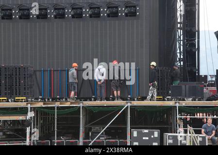 tecnico addetto alla preparazione del palco, suono e luce per un tecnico addetto alla preparazione del palco Foto Stock