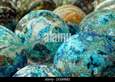 Gruppo di palline multicolore realizzate con varie pietre decorative naturali, primi piani, sfondo astratto Foto Stock