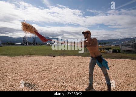 tecnico addetto alla preparazione del palco, suono e luce per un tecnico addetto alla preparazione del palco Foto Stock