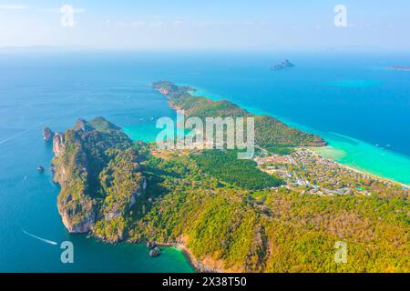 Viaggi in località turistiche aeree sopra le isole e gli insediamenti con case alberghiere sulle spiagge di resort tropicali con barche e navi. Foto Stock