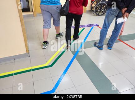 Pazienti, area di emergenza con linee guida colorate a diversi reparti, Triage, pronto soccorso, ospedale Donostia, San Sebastian, Gipuzkoa, Ba Foto Stock