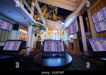 Sala con molti schermi in un ufficio di bookmaker di lusso, tavoli con computer da gioco, foto su schermi Foto Stock