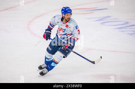 Adler Mannheim Verteidiger #7 Sinan Akdag während dem Testspiel gegen den EV Zug. (Zugo, Schweiz, 20.08.2022) Foto Stock