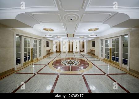 MOSCA, RUSSIA - 13 novembre 2015: Sala vuota presso l'hotel Radisson Royal Ukraine. L'hotel Radisson Royal Ukraine è uno dei sette grattacieli di Stalin. Foto Stock