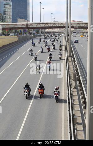 MOSCA - 3 MAGGIO 2016: Motociclisti al motocross in dedicato all'apertura della stagione motociclistica sull'autostrada Leningradsky Prospect Foto Stock