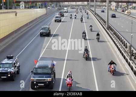 MOSCA - 3 MAGGIO 2016: Motociclisti e Hummers al motocross in dedicato all'apertura della stagione motociclistica sull'autostrada Leningradsky Prospect Foto Stock