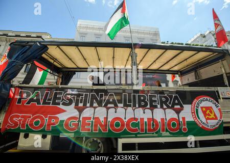 Milano, Italia, 25 aprile 2024 Milano, Italia. 25 aprile 2024. Corteo per la 79ma festa della liberazione - Milano - Mercoledì 25 aprile 2024 (foto Claudio Furlan/Lapresse) Parata per la 79a Festa della Liberazione - Milano - mercoledì 25 aprile 2024 (foto Claudio Furlan/Lapresse) crediti: LaPresse/Alamy Live News Foto Stock