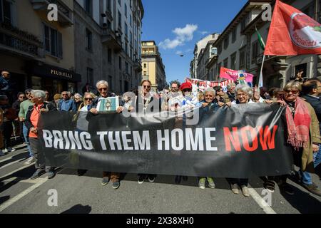 Milano, Italia, 25 aprile 2024 Milano, Italia. 25 aprile 2024. Corteo per la 79ma festa della liberazione - Milano - Mercoledì 25 aprile 2024 (foto Claudio Furlan/Lapresse) Parata per la 79a Festa della Liberazione - Milano - mercoledì 25 aprile 2024 (foto Claudio Furlan/Lapresse) crediti: LaPresse/Alamy Live News Foto Stock