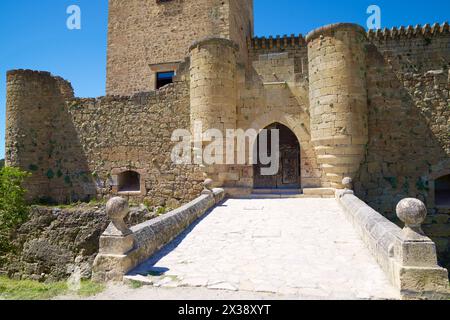 Castello con cielo limpido a Pedraza, provincia di Segovia, Castilla Leon in Spagna. Foto Stock