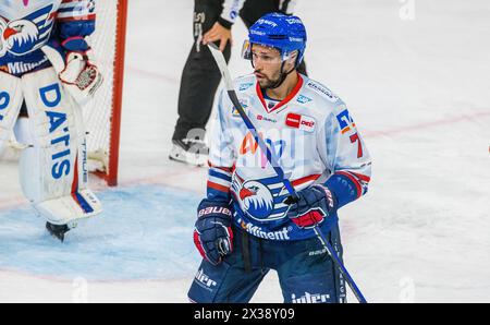 Adler Mannheim Verteidiger #7 Sinan Akdag während dem Testspiel gegen den EV Zug. (Zugo, Schweiz, 20.08.2022) Foto Stock