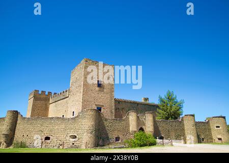 Castello con cielo limpido a Pedraza, provincia di Segovia, Castilla Leon in Spagna. Foto Stock