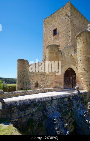 Castello con cielo limpido a Pedraza, provincia di Segovia, Castilla Leon in Spagna. Foto Stock