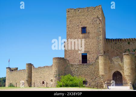 Castello con cielo limpido a Pedraza, provincia di Segovia, Castilla Leon in Spagna. Foto Stock