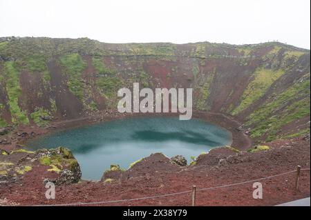 Lago del cratere islandese Kerið in condizioni di nebbia e pioggia Foto Stock