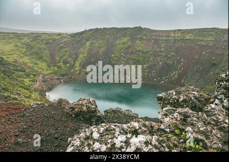 Lago del cratere islandese Kerið in condizioni di nebbia e pioggia Foto Stock