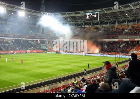 MOSCA - 23 ottobre 2016: Fumo in tribuna durante la partita di calcio Lokomotiv - CSKA sullo stadio Locomotive Foto Stock