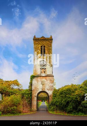 La torre dell'orologio costruita nel 1850 sopra l'entrata del giardino murato nel St Anne's Park a Clontarf, Dublino, Irlanda Foto Stock