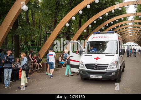 RUSSIA, MOSCA - 30 luglio, 2015: L'ambulanza per bambini è in piedi con la porta aperta in un parco Sokolniki. Foto Stock