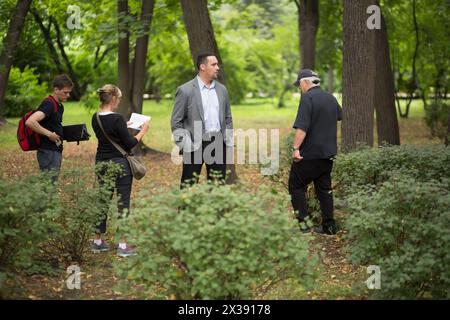 RUSSIA, MOSCA - 30 giugno 2015: L'attore Alexander Nevsky con assistente si trova nel parco Sokolniki per girare il film (massimo shock). Foto Stock