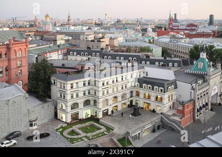 RUSSIA, MOSCA - 30 luglio 2015: Paesaggio urbano con molti splendidi edifici dal punto di osservazione nel negozio Detsky mir. Foto Stock