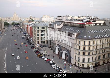 RUSSIA, MOSCA - 30 luglio 2015: Paesaggio urbano di splendidi edifici e autostrada con molte auto presso il parcheggio vicino all'hotel Nikolskaya. Foto Stock