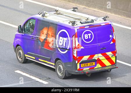 Logo del marchio BT utilizzato dal 2019 per scopi non aziendali sulla vista posteriore laterale aerea del furgone Ford Transit che guida sulla strada autostradale M25 Essex Inghilterra Regno Unito Foto Stock