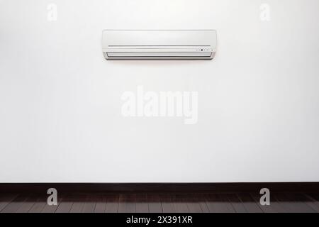 condizionatore d'aria con inverter di colore bianco montato a parete vuoto Foto Stock