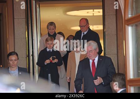 Fürst Alberto II Von Monaco, mit Fürstin Charlene und den Zwillingen Prinz Jasques und Prinzessin Gabriella. Die Fürstenfamilie von Monaco verlässt am Nachmittag das Hotel Vier Jahreszeiten ad Amburgo. Auf dem Weg zum Miniatur Wunderland ad Amburgo. Hamburg, der 25.04.2024 Die Fürstenfamilie von Monaco verlässt am Nachmittag das Hotel Vier Jahreszeiten in Hamburg, Hamburg Deutschland Hotel Vier Jahreszeiten *** Principe Alberto II di Monaco, con la principessa Charlene e i gemelli il principe Jasques e la principessa Gabriella la famiglia principesca di Monaco lascia l'Hotel Vier Jahreszeiten ad Hambur Foto Stock