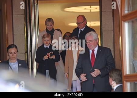 Fürst Alberto II Von Monaco, mit Fürstin Charlene und den Zwillingen Prinz Jasques und Prinzessin Gabriella. Die Fürstenfamilie von Monaco verlässt am Nachmittag das Hotel Vier Jahreszeiten ad Amburgo. Auf dem Weg zum Miniatur Wunderland ad Amburgo. Hamburg, der 25.04.2024 Die Fürstenfamilie von Monaco verlässt am Nachmittag das Hotel Vier Jahreszeiten in Hamburg, Hamburg Deutschland Hotel Vier Jahreszeiten *** Principe Alberto II di Monaco, con la principessa Charlene e i gemelli il principe Jasques e la principessa Gabriella la famiglia principesca di Monaco lascia l'Hotel Vier Jahreszeiten ad Hambur Foto Stock
