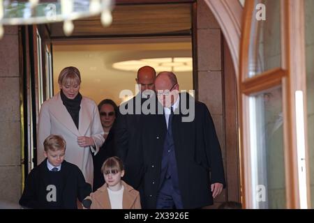 Fürst Alberto II Von Monaco, mit Fürstin Charlene und den Zwillingen Prinz Jasques und Prinzessin Gabriella. Die Fürstenfamilie von Monaco verlässt am Nachmittag das Hotel Vier Jahreszeiten ad Amburgo. Auf dem Weg zum Miniatur Wunderland ad Amburgo. Hamburg, der 25.04.2024 Die Fürstenfamilie von Monaco verlässt am Nachmittag das Hotel Vier Jahreszeiten in Hamburg, Hamburg Deutschland Hotel Vier Jahreszeiten *** Principe Alberto II di Monaco, con la principessa Charlene e i gemelli il principe Jasques e la principessa Gabriella la famiglia principesca di Monaco lascia l'Hotel Vier Jahreszeiten ad Hambur Foto Stock