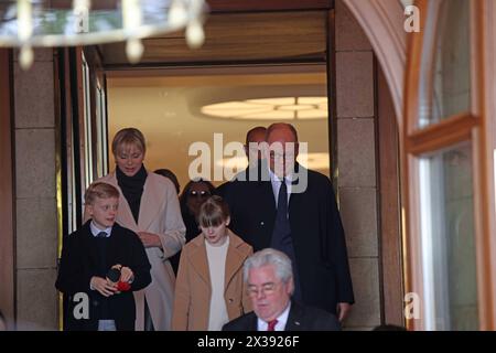 Fürst Alberto II Von Monaco, mit Fürstin Charlene und den Zwillingen Prinz Jasques und Prinzessin Gabriella. Die Fürstenfamilie von Monaco verlässt am Nachmittag das Hotel Vier Jahreszeiten ad Amburgo. Auf dem Weg zum Miniatur Wunderland ad Amburgo. Hamburg, der 25.04.2024 Die Fürstenfamilie von Monaco verlässt am Nachmittag das Hotel Vier Jahreszeiten in Hamburg, Hamburg Deutschland Hotel Vier Jahreszeiten *** Principe Alberto II di Monaco, con la principessa Charlene e i gemelli il principe Jasques e la principessa Gabriella la famiglia principesca di Monaco lascia l'Hotel Vier Jahreszeiten ad Hambur Foto Stock