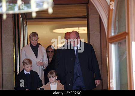 Fürst Alberto II Von Monaco, mit Fürstin Charlene und den Zwillingen Prinz Jasques und Prinzessin Gabriella. Die Fürstenfamilie von Monaco verlässt am Nachmittag das Hotel Vier Jahreszeiten ad Amburgo. Auf dem Weg zum Miniatur Wunderland ad Amburgo. Hamburg, der 25.04.2024 Die Fürstenfamilie von Monaco verlässt am Nachmittag das Hotel Vier Jahreszeiten in Hamburg, Hamburg Deutschland Hotel Vier Jahreszeiten *** Principe Alberto II di Monaco, con la principessa Charlene e i gemelli il principe Jasques e la principessa Gabriella la famiglia principesca di Monaco lascia l'Hotel Vier Jahreszeiten ad Hambur Foto Stock
