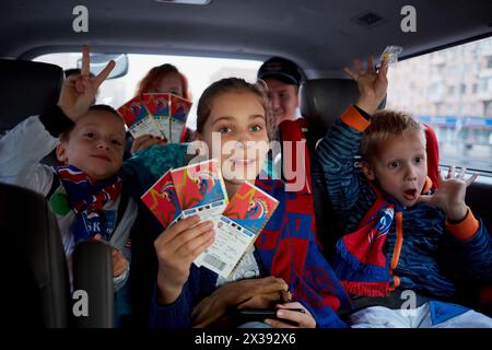 Biglietti per lo spettacolo di calcio per tre bambini e due adulti in cabina auto. Foto Stock