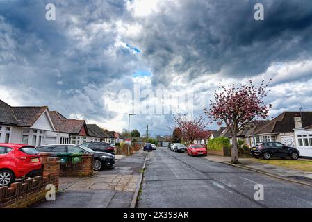Spettacolari nuvole di tempesta che si formano su una strada residenziale suburbana a Shepperton, Surrey, Inghilterra, Regno Unito Foto Stock