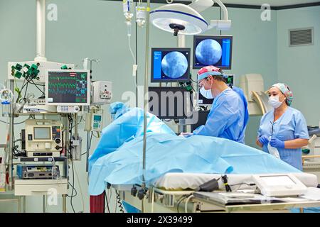 Sala operatoria per il posizionamento del defibrillatore. Unità di terapia intensiva UTI, ospedale Donostia, San Sebastian, Gipuzkoa, Paesi Baschi, Spagna Foto Stock