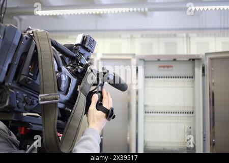 L'operatore sta registrando video nella sala di comunicazione della rete telefonica cittadina Foto Stock