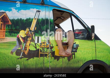 MOSCA, RUSSIA - JUL 4, 2015: Gambe maschili fuori dai finestrini in auto con stampa naturale. Foto Stock