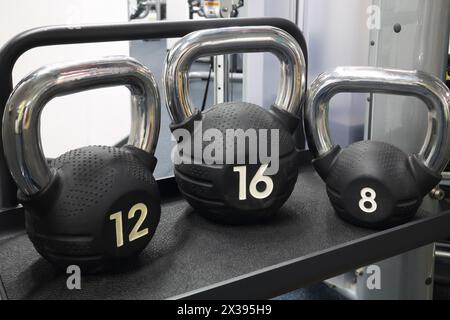 Tre moderni campanelli neri sono sul tavolo nel centro fitness Foto Stock