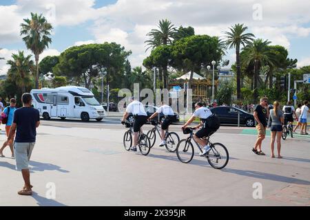 NIZZA, FRANCIA - 24 giugno 2016: Polizia sulle biciclette, dopo l'attacco terroristico del 14 luglio 2016 a Nizza per rafforzare i luoghi turistici di pattugliamento Foto Stock