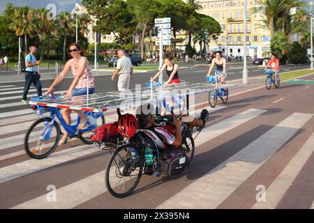 NIZZA, FRANCIA - 24 giugno 2016: Il ciclista uomo si muove con la batteria solare, questa è un'invenzione alla moda e rispettosa dell'ambiente Foto Stock