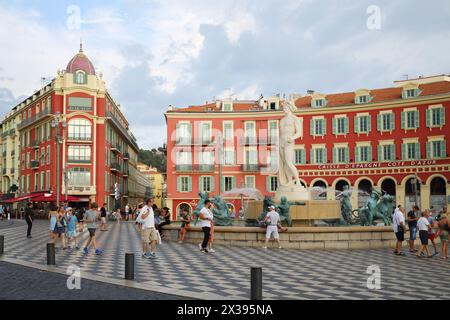 NIZZA, FREANCE - 24 giugno 2016: Caisse d'Epargne Costa Azzurra in Place Massena, Nizza - una delle località turistiche più popolari d'Europa Foto Stock