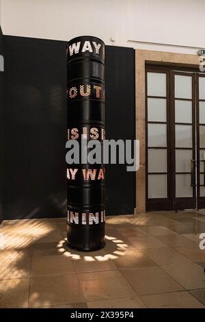 Monaco, Germania. 25 aprile 2024. Liliane Lijn. Alzati vivo alla Haus der Kunst di Monaco, Germania, il 25 aprile 2024. (Foto di Alexander Pohl/Sipa USA) credito: SIPA USA/Alamy Live News Foto Stock