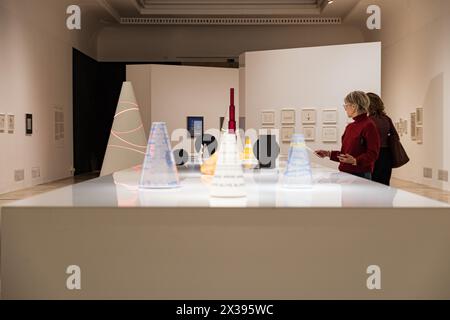 Monaco, Germania. 25 aprile 2024. Liliane Lijn. Alzati vivo alla Haus der Kunst di Monaco, Germania, il 25 aprile 2024. (Foto di Alexander Pohl/Sipa USA) credito: SIPA USA/Alamy Live News Foto Stock