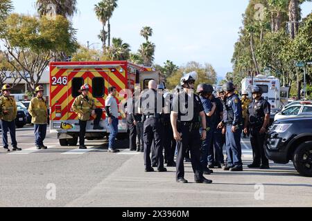 Los Angeles, California, Stati Uniti 24 aprile 2024. La University of Southern California (USC) è stata chiusa il 24 aprile 2024 a causa di una grande protesta pro-Palestina/Hamas. Centinaia di studenti universitari e altri che sono venuti illegalmente nel campus hanno portato a oltre 50 arresti da parte di agenti del Los Angeles Police Department (LAPD) di fronte al Center for International and Public Affairs Building. (Immagine di credito: © Amy Katz/ZUMA Press Wire) SOLO PER USO EDITORIALE! Non per USO commerciale! Foto Stock