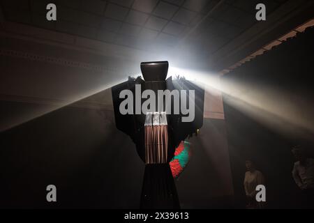 Monaco, Germania. 25 aprile 2024. Liliane Lijn. Alzati vivo alla Haus der Kunst di Monaco, Germania, il 25 aprile 2024. (Foto di Alexander Pohl/Sipa USA) credito: SIPA USA/Alamy Live News Foto Stock