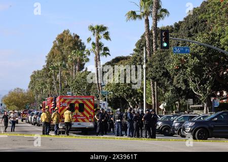 Los Angeles, California, Stati Uniti 24 aprile 2024. La University of Southern California (USC) è stata chiusa il 24 aprile 2024 a causa di una grande protesta pro-Palestina/Hamas. Centinaia di studenti universitari e altri che sono venuti illegalmente nel campus hanno portato a oltre 50 arresti da parte di agenti del Los Angeles Police Department (LAPD) di fronte al Center for International and Public Affairs Building. (Immagine di credito: © Amy Katz/ZUMA Press Wire) SOLO PER USO EDITORIALE! Non per USO commerciale! Foto Stock